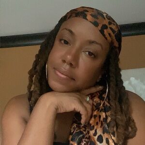 Meet your Posher, Leslie